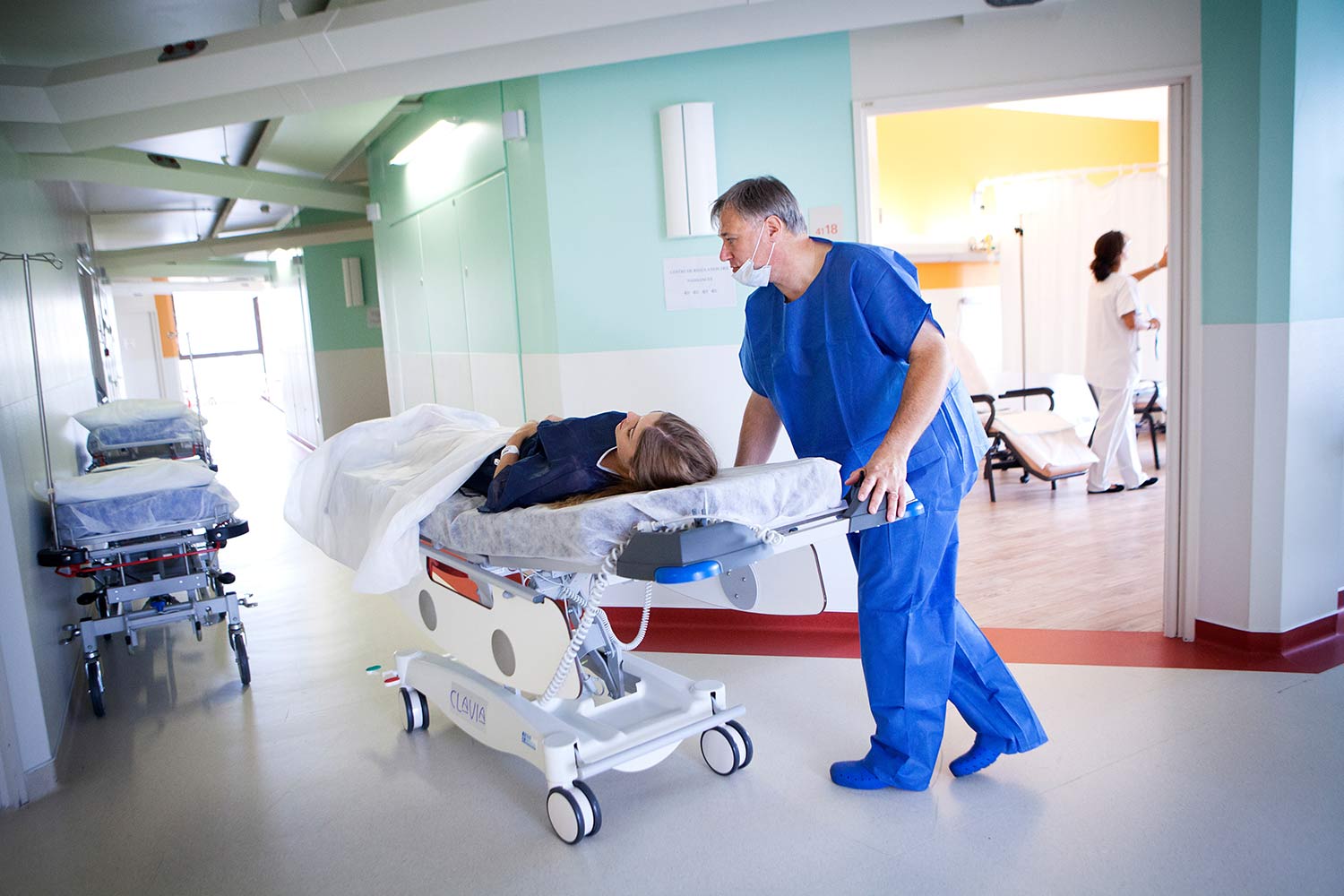 Brancardier transportant une patiente allong&eacute;e en service hospitalier