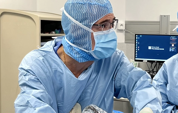 Chirurgien orthop&eacute;diste &eacute;quip&eacute; en salle d&rsquo;op&eacute;ration.