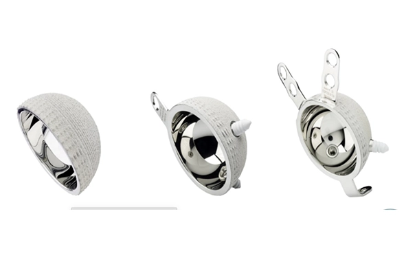 Implants de proth&egrave;se de hanche pr&eacute;sent&eacute;s sur fond blanc.