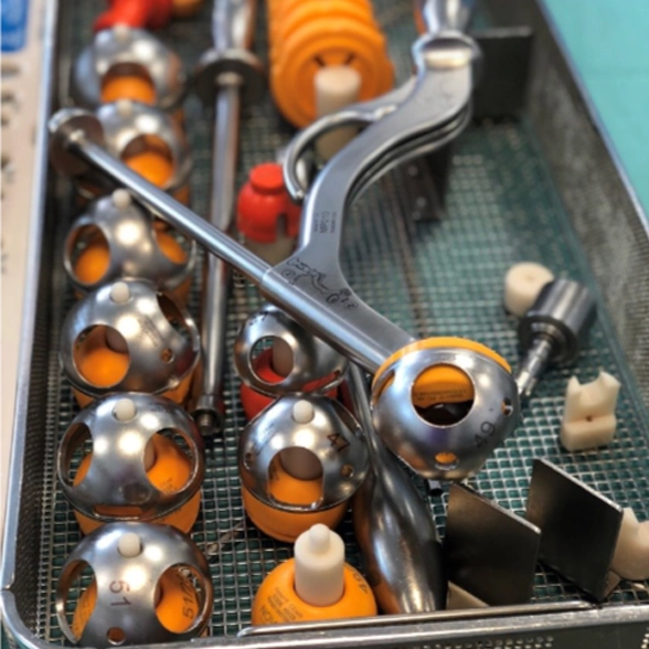 Instruments et implants de chirurgie orthop&eacute;dique pr&ecirc;ts pour l&rsquo;intervention.