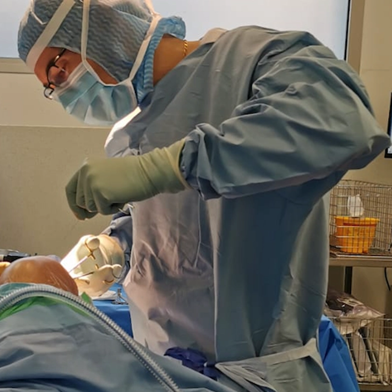 Chirurgien orthop&eacute;diste r&eacute;alisant une intervention en salle d&rsquo;op&eacute;ration.