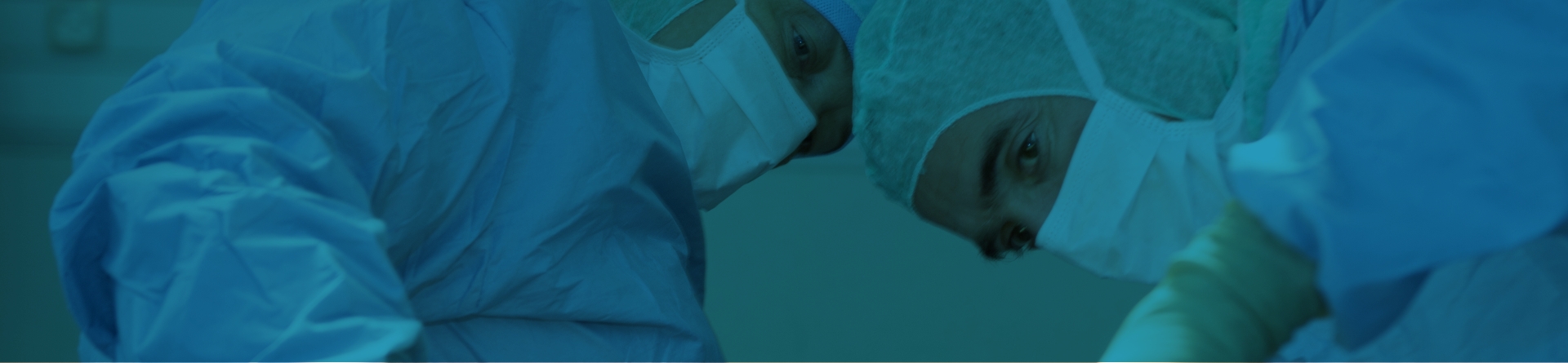 Chirurgiens qui op&egrave;rent un patient